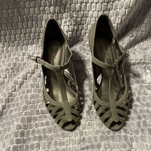 Great condition! Naturalizer Gray Open Toe Heel
